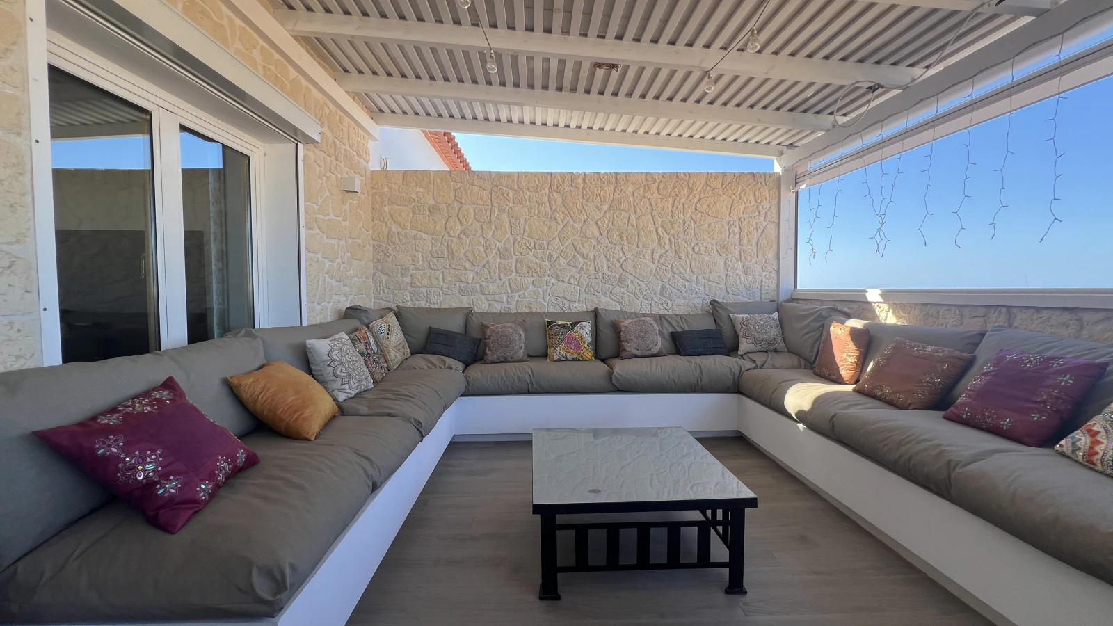 Renoviertes Penthouse mit 50 m Terrasse, Meer und Burgblick