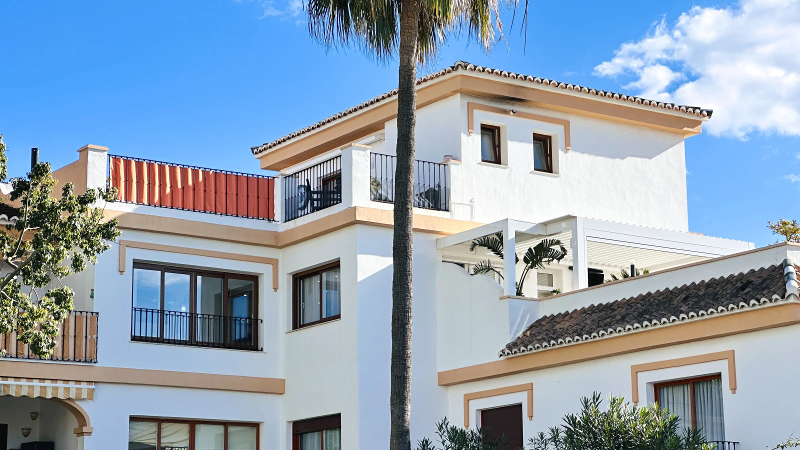 Außergewöhnlich schöne, komplett neu renovierte Penthousewohnung mit 3 Terrassen und Garage nur 250 m zum Meer