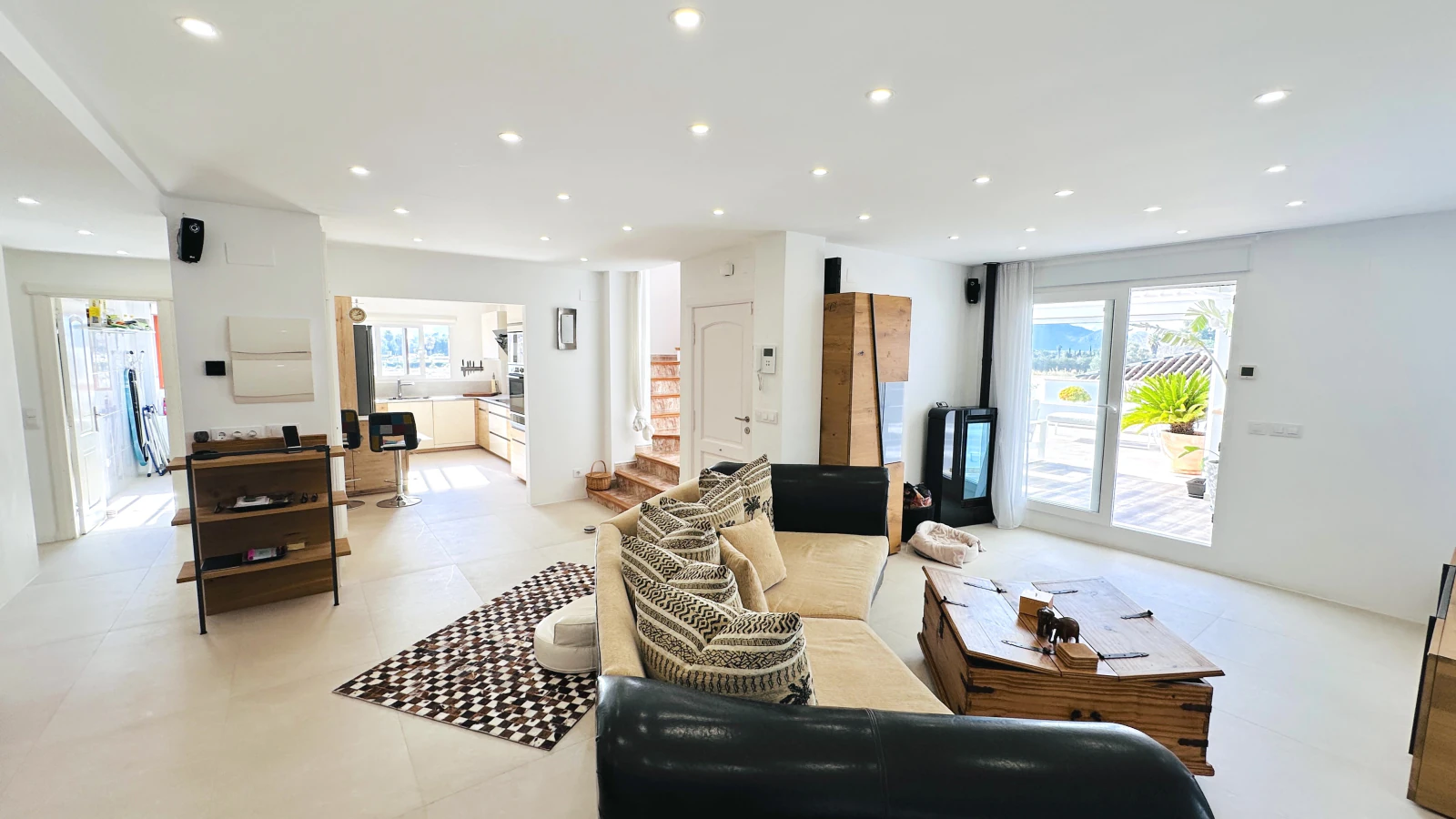 Außergewöhnlich schöne, komplett neu renovierte Penthousewohnung mit 3 Terrassen und Garage nur 250 m zum Meer