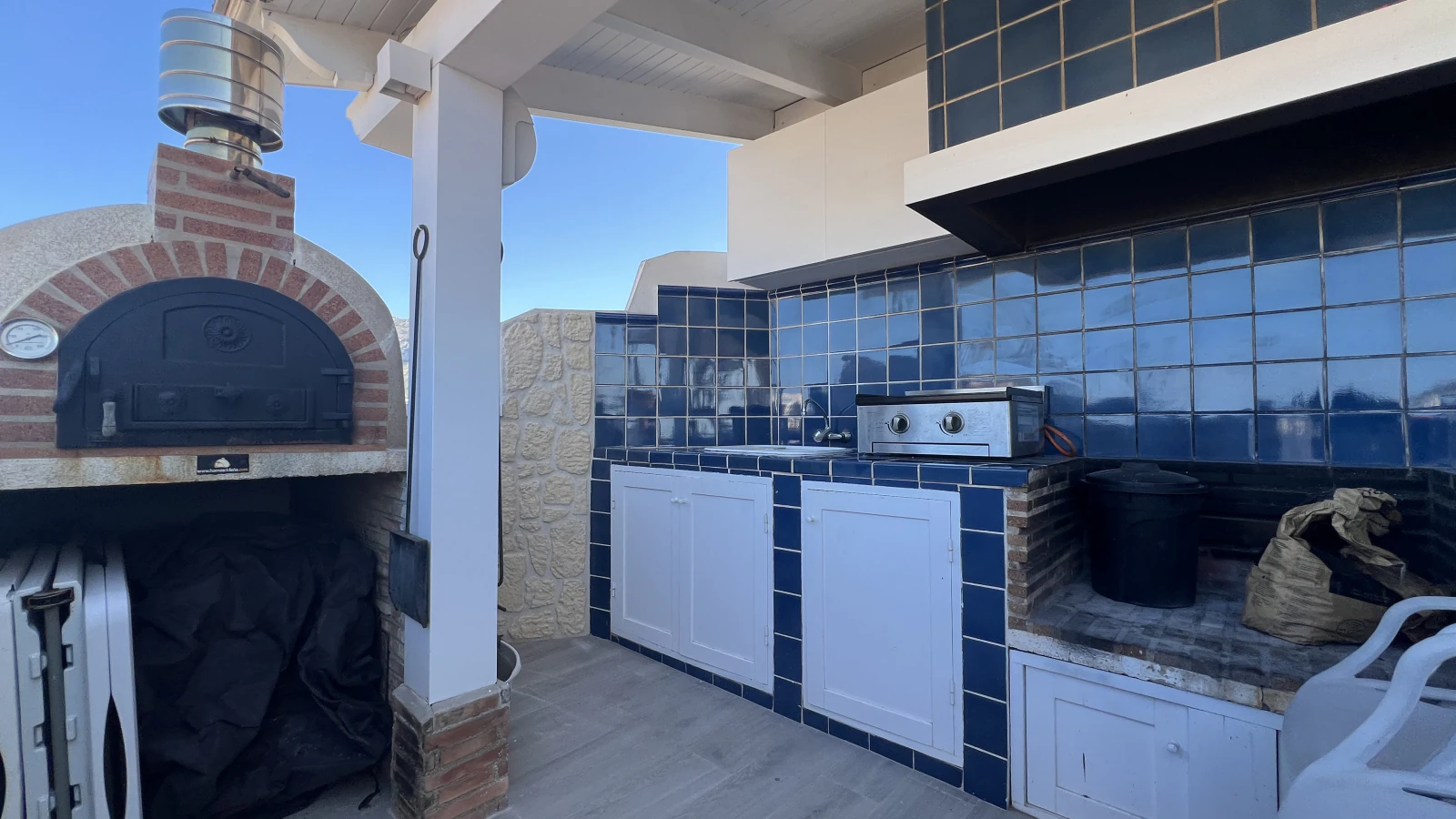 Renoviertes Penthouse mit 50 m Terrasse, Meer und Burgblick
