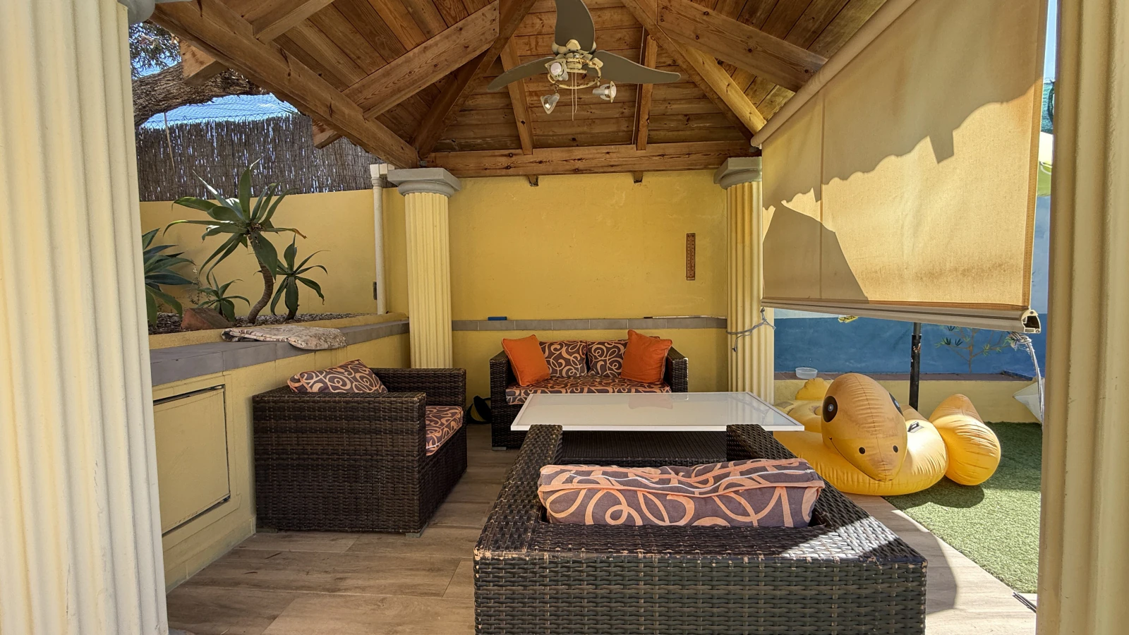 Grande villa sur un terrain d’angle avec piscine et double garage, dans un emplacement de premier choix à Benissa Montemar