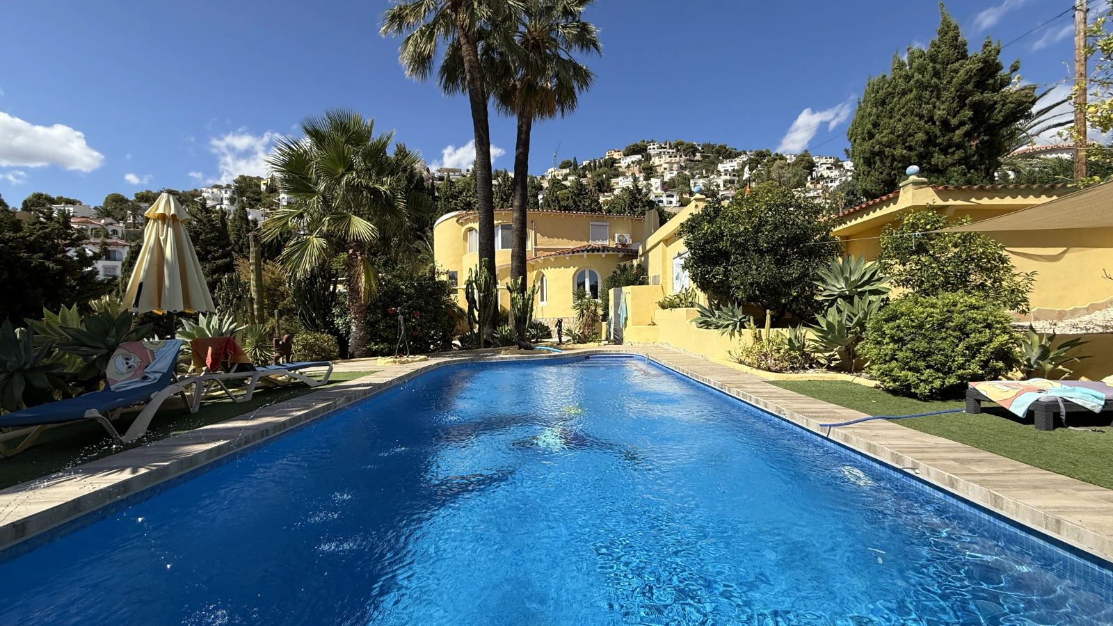 Grande villa sur un terrain d’angle avec piscine et double garage, dans un emplacement de premier choix à Benissa Montemar