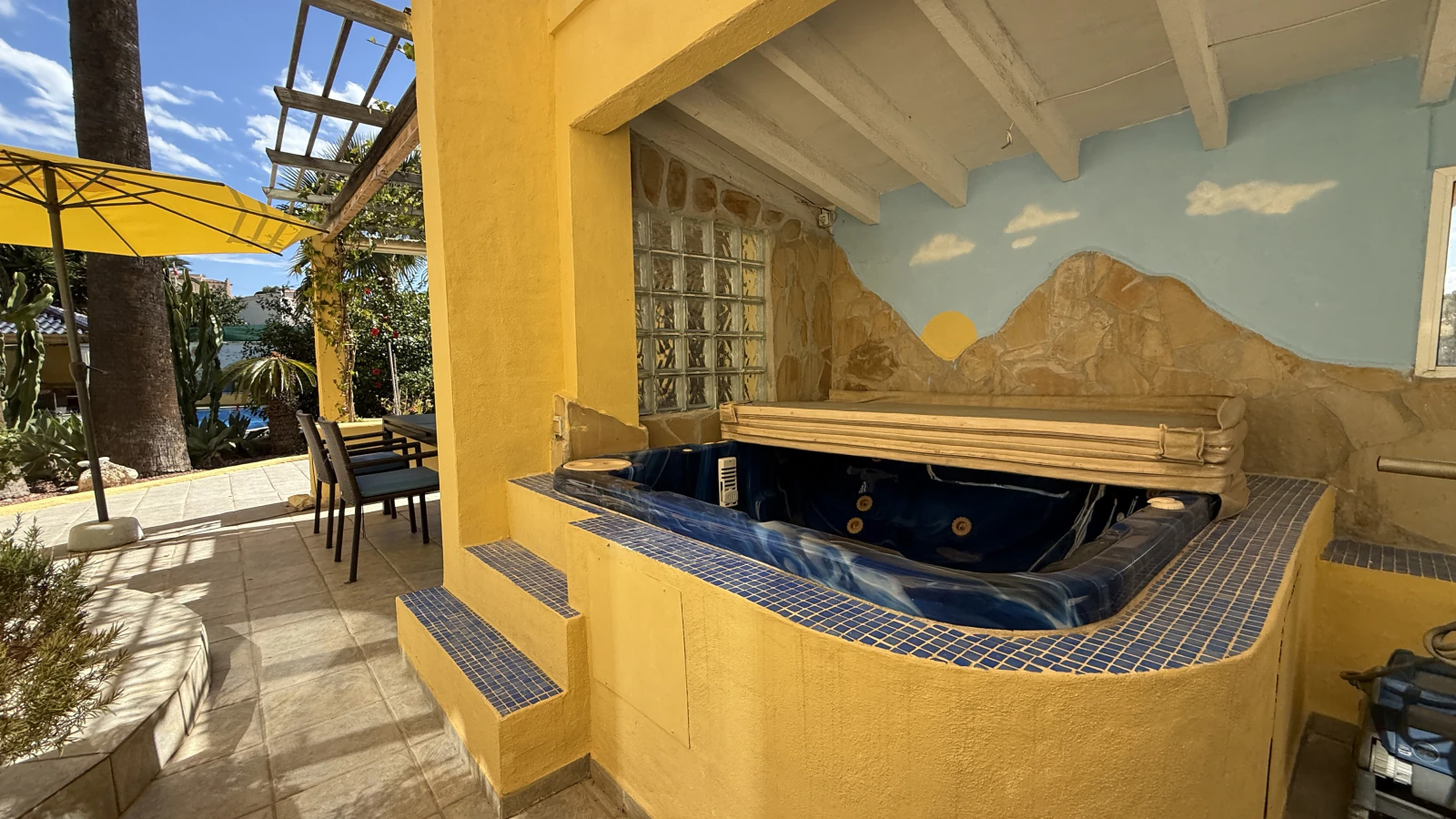 Grande villa sur un terrain d’angle avec piscine et double garage, dans un emplacement de premier choix à Benissa Montemar