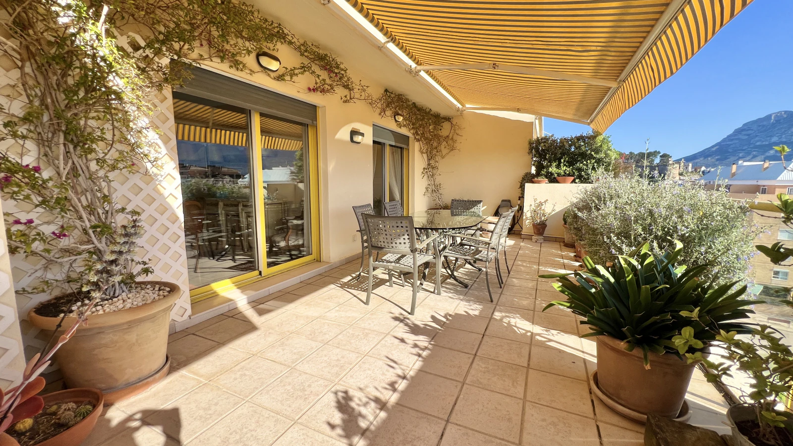 Exklusives Duplex-Penthouse mit 4 Schlafzimmern und privatem Pool auf der Dachterrasse