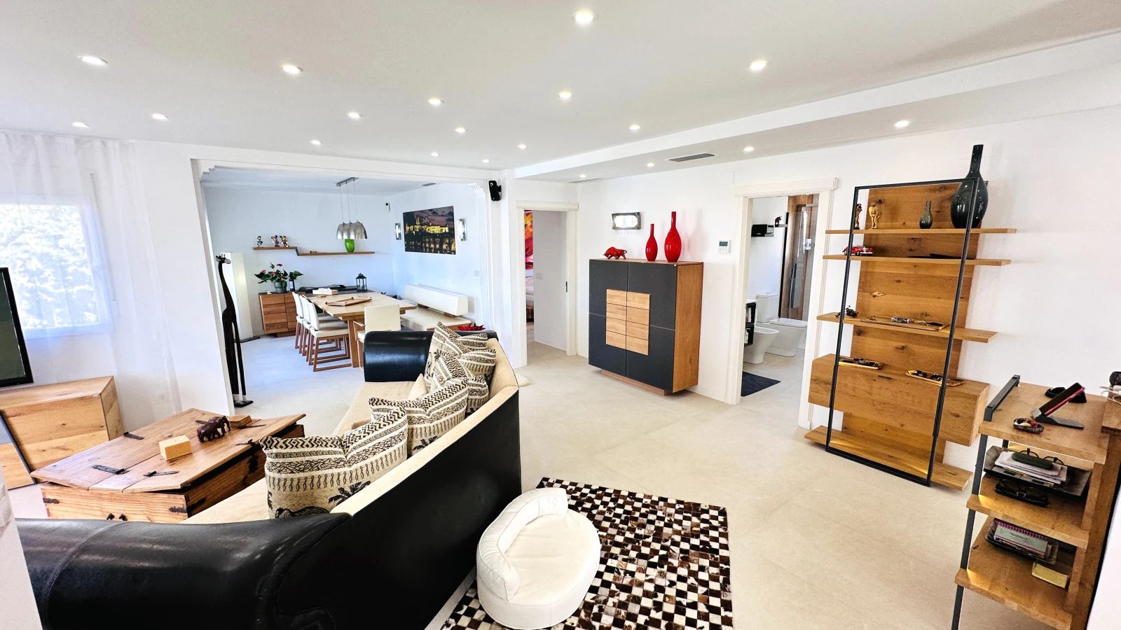 Außergewöhnlich schöne, komplett neu renovierte Penthousewohnung mit 3 Terrassen und Garage nur 250 m zum Meer