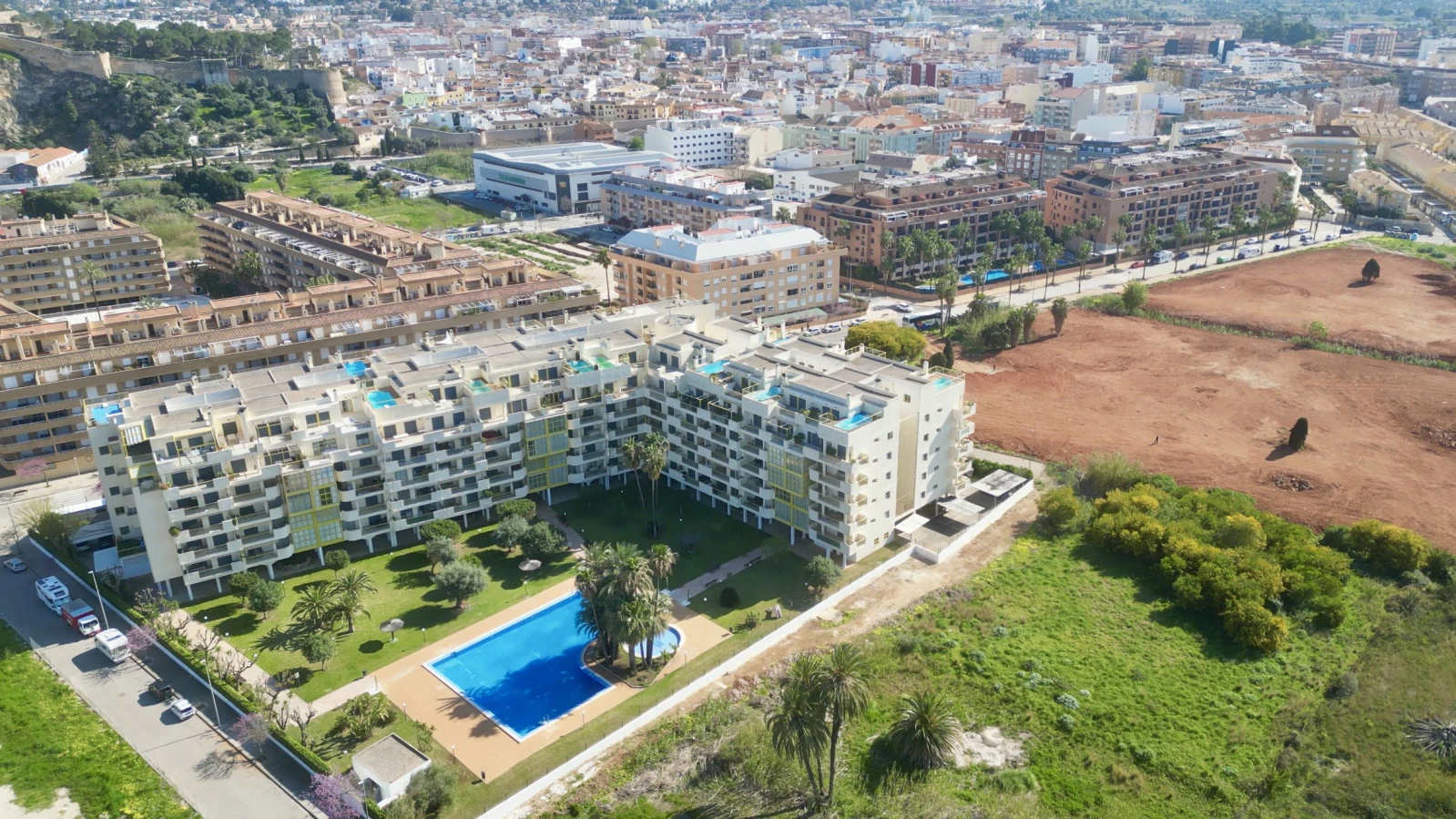 Exklusives Duplex-Penthouse mit 4 Schlafzimmern und privatem Pool auf der Dachterrasse