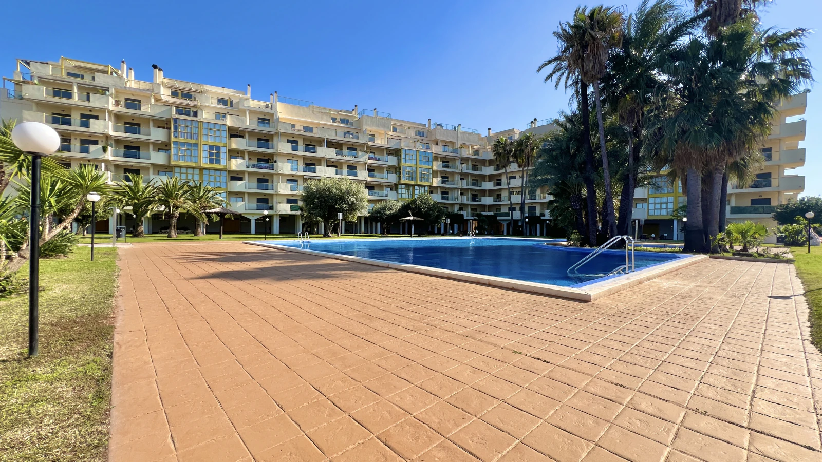 Exklusives Duplex-Penthouse mit 4 Schlafzimmern und privatem Pool auf der Dachterrasse