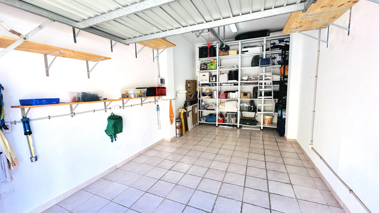 Außergewöhnlich schöne, komplett neu renovierte Penthousewohnung mit 3 Terrassen und Garage nur 250 m zum Meer