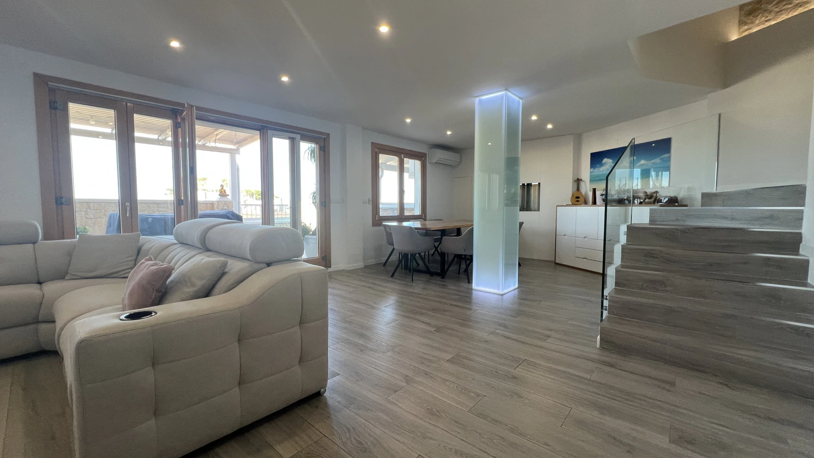 Renoviertes Penthouse mit 50 m Terrasse, Meer und Burgblick