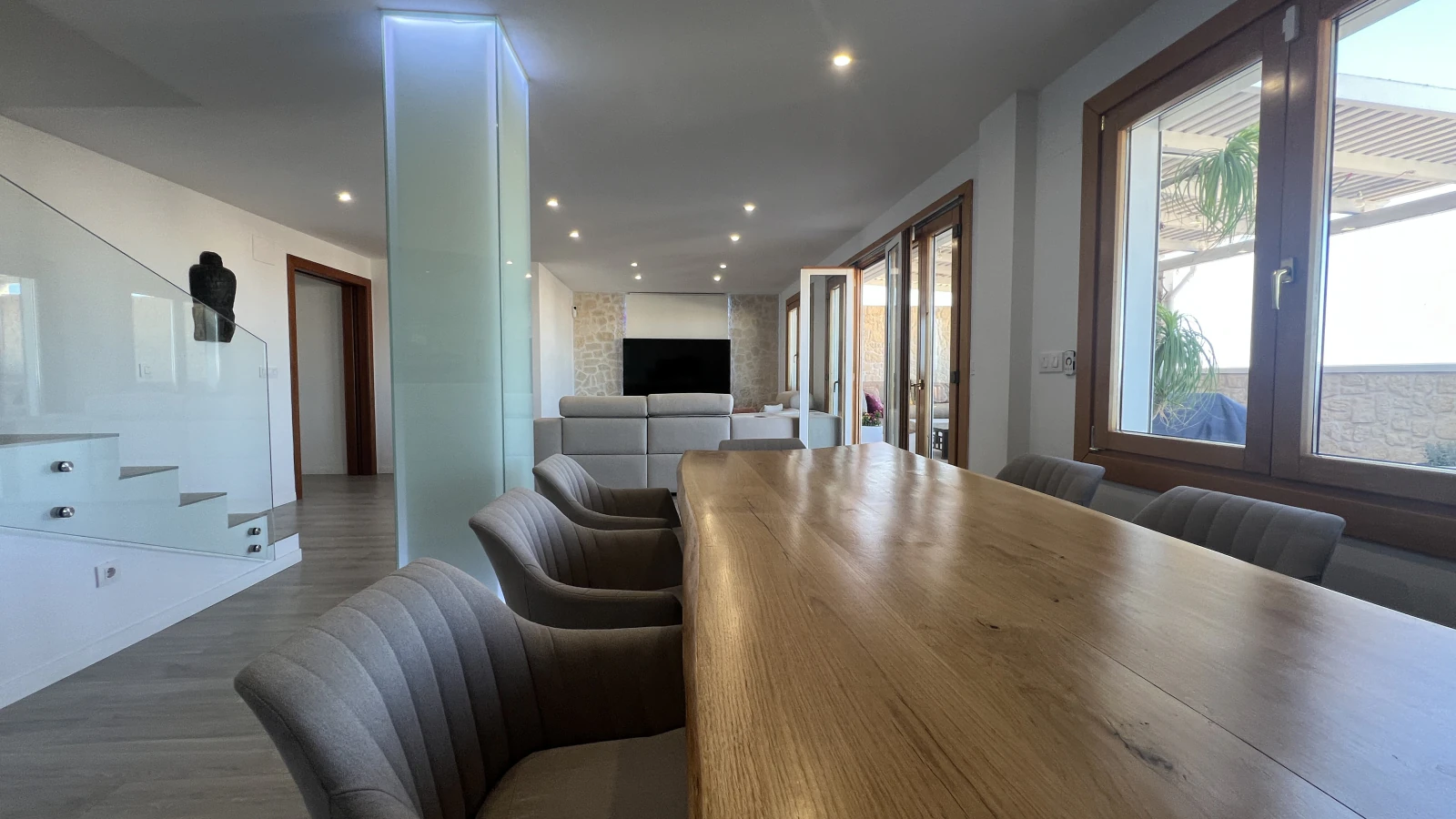 Renoviertes Penthouse mit 50 m Terrasse, Meer und Burgblick