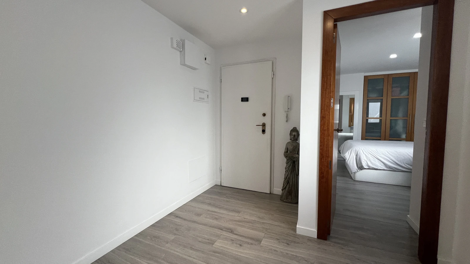 Renoviertes Penthouse mit 50 m Terrasse, Meer und Burgblick
