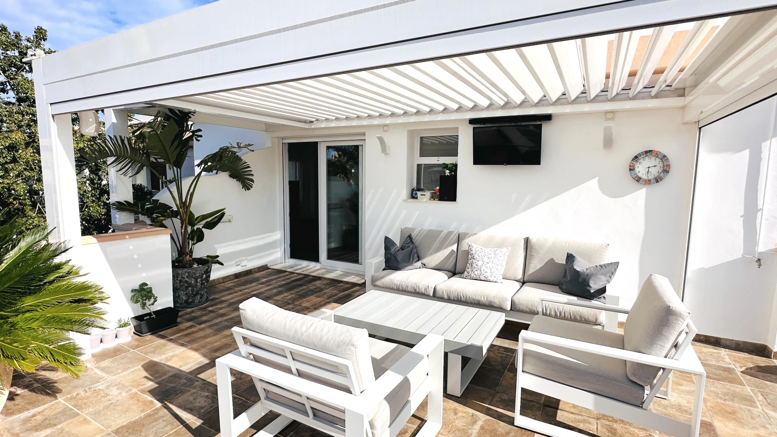 Außergewöhnlich schöne, komplett neu renovierte Penthousewohnung mit 3 Terrassen und Garage nur 250 m zum Meer