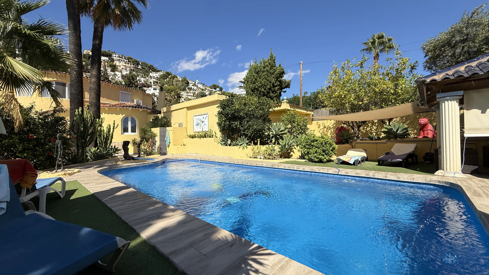 Grande villa sur un terrain d’angle avec piscine et double garage, dans un emplacement de premier choix à Benissa Montemar