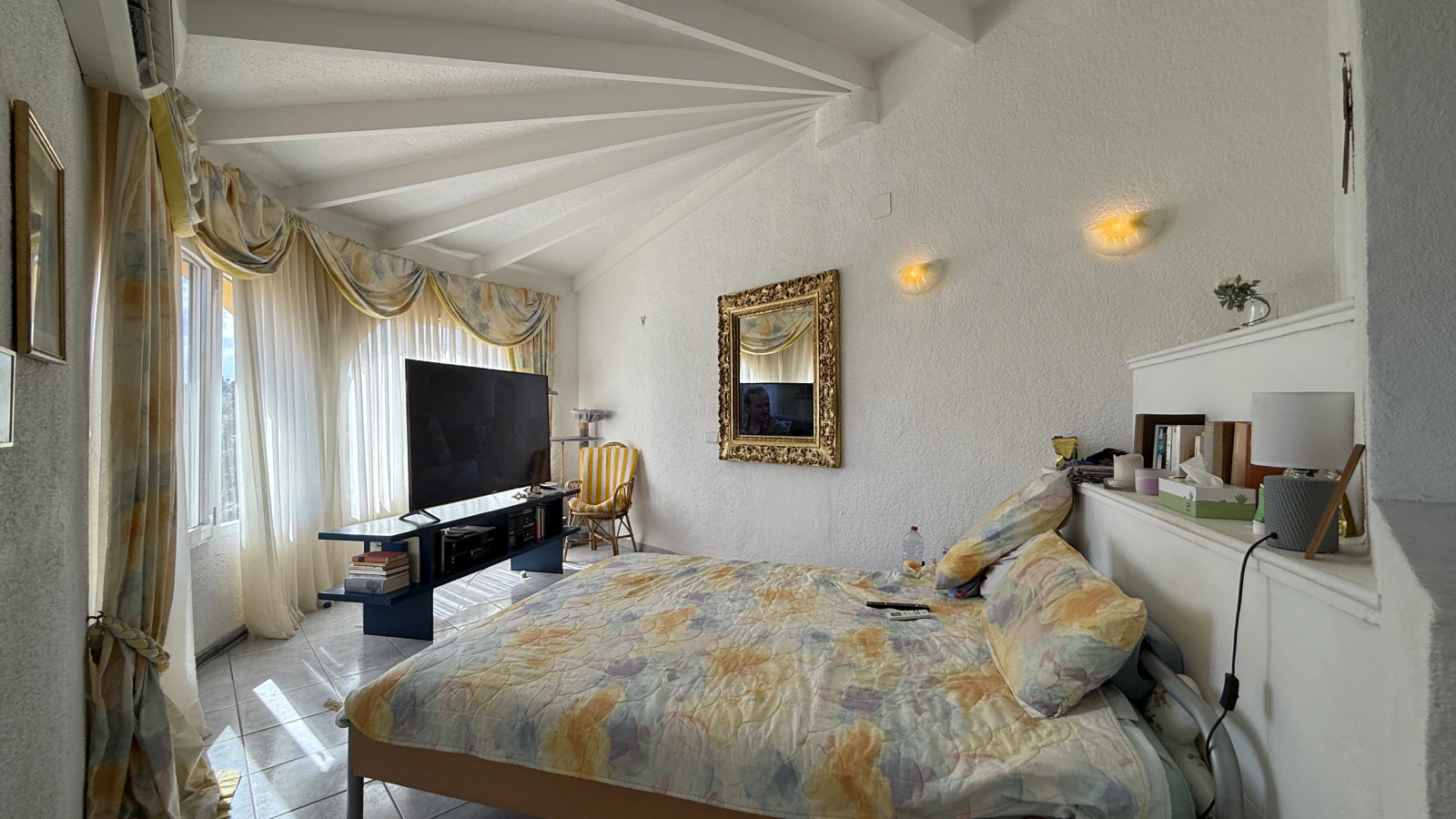 Grande villa sur un terrain d’angle avec piscine et double garage, dans un emplacement de premier choix à Benissa Montemar