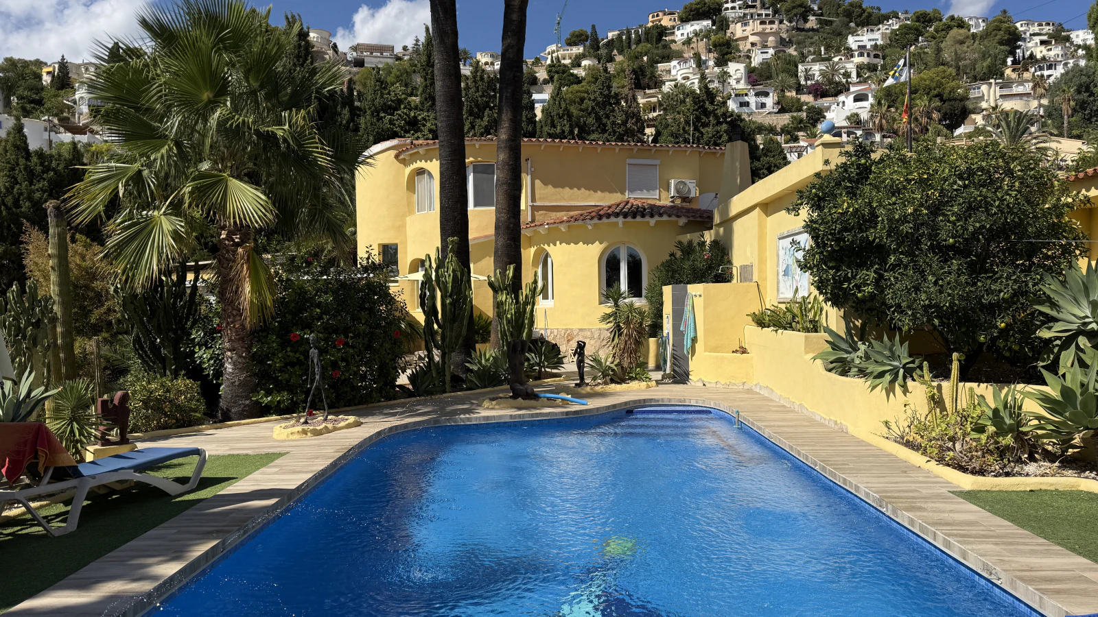 Grande villa sur un terrain d’angle avec piscine et double garage, dans un emplacement de premier choix à Benissa Montemar
