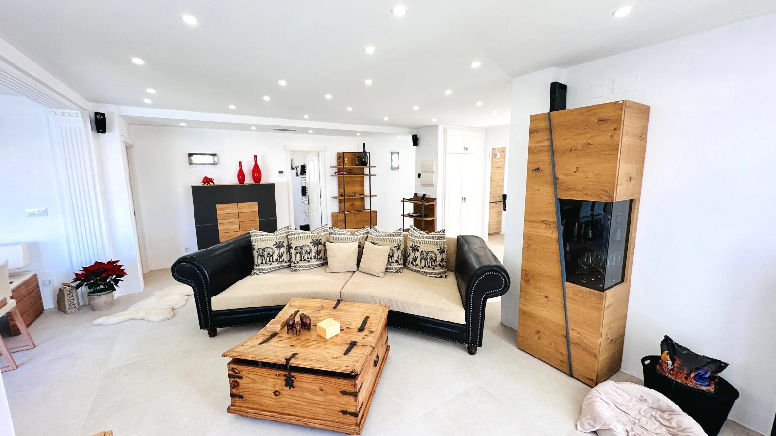 Außergewöhnlich schöne, komplett neu renovierte Penthousewohnung mit 3 Terrassen und Garage nur 250 m zum Meer