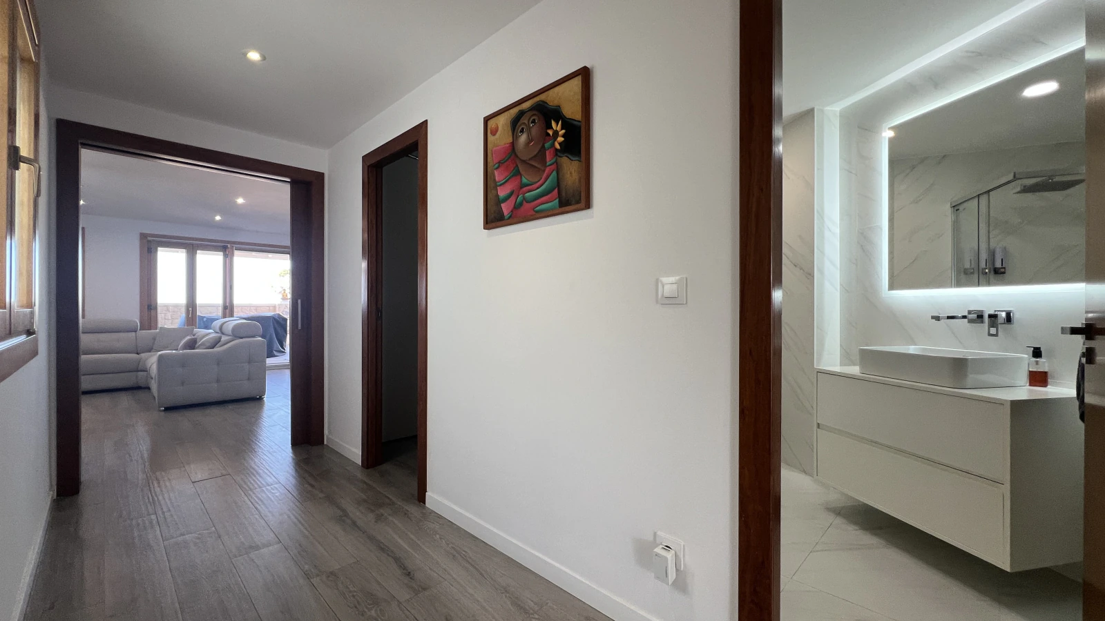 Renoviertes Penthouse mit 50 m Terrasse, Meer und Burgblick