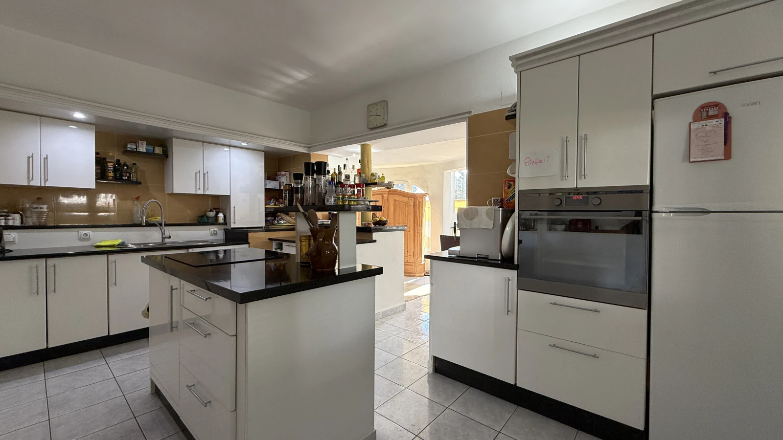 Grande villa sur un terrain d’angle avec piscine et double garage, dans un emplacement de premier choix à Benissa Montemar