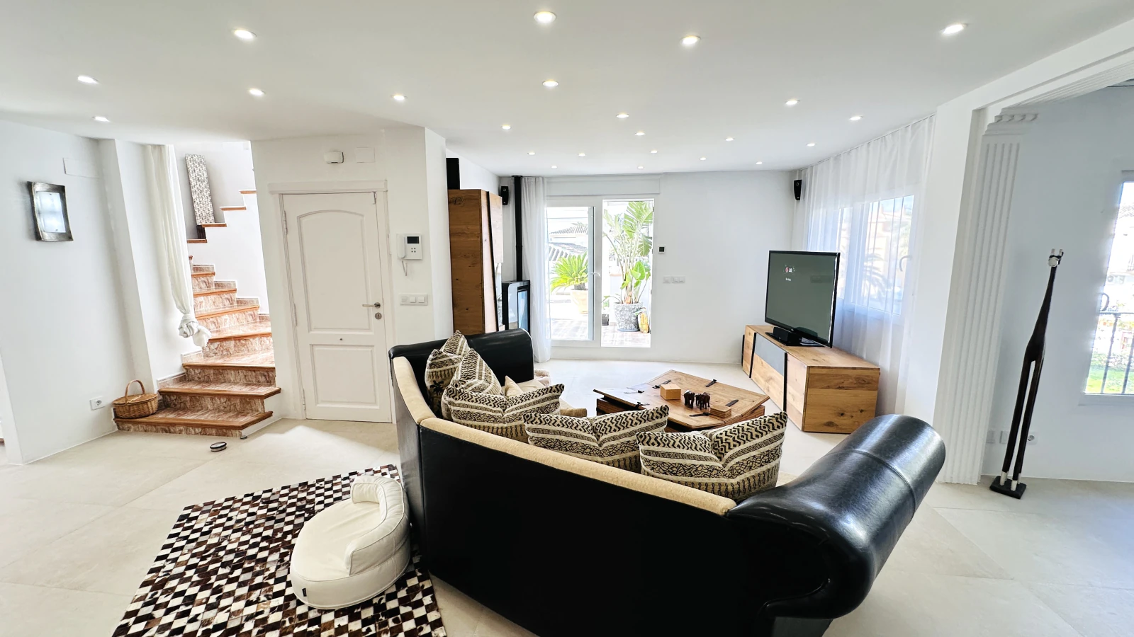 Außergewöhnlich schöne, komplett neu renovierte Penthousewohnung mit 3 Terrassen und Garage nur 250 m zum Meer
