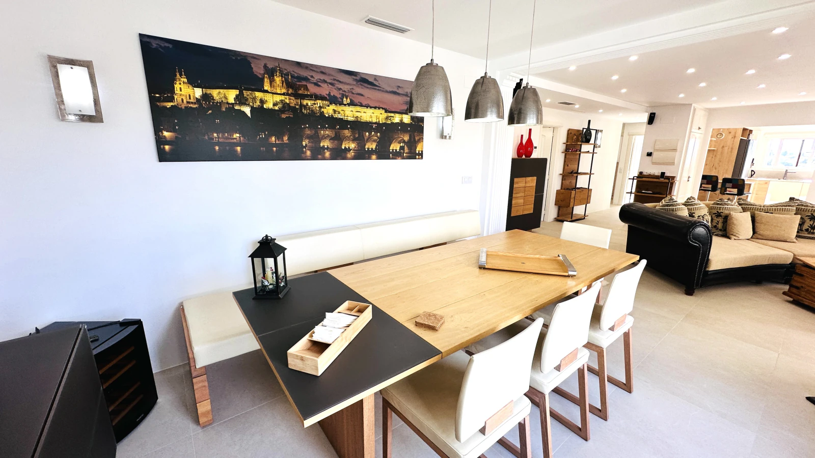 Außergewöhnlich schöne, komplett neu renovierte Penthousewohnung mit 3 Terrassen und Garage nur 250 m zum Meer