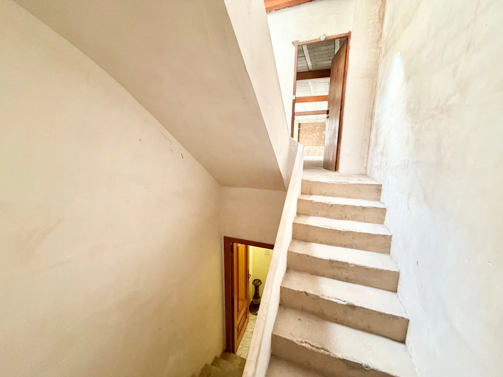 Maison de village avec un grand potentiel pour 3 logements et une terrasse panoramique.