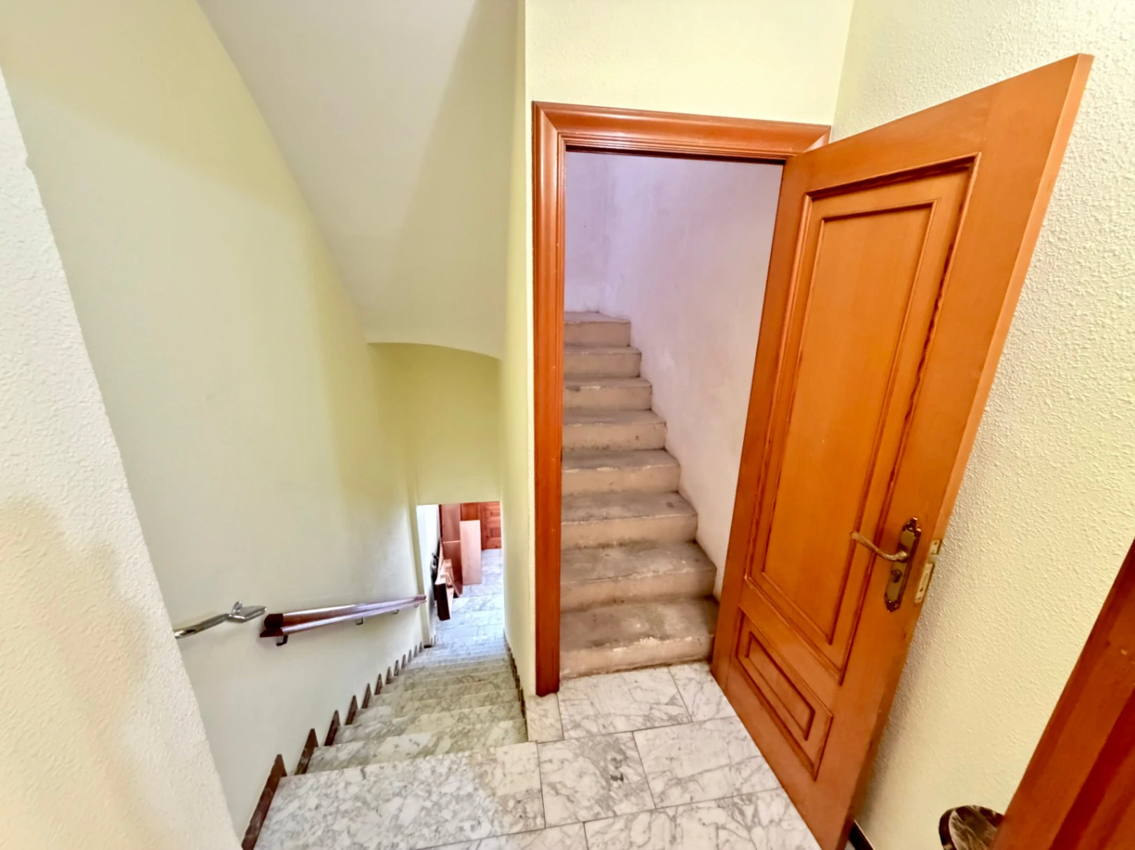 Maison de village avec un grand potentiel pour 3 logements et une terrasse panoramique.