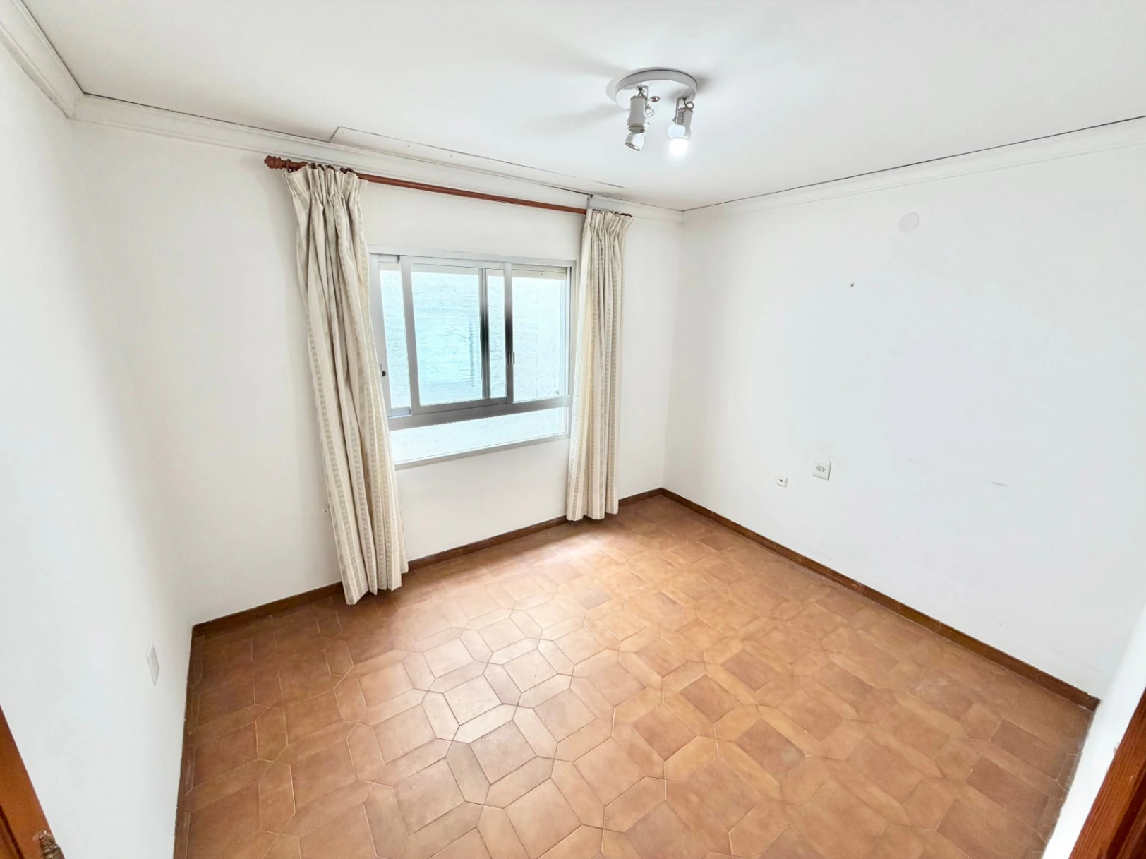 Maison de village avec un grand potentiel pour 3 logements et une terrasse panoramique.
