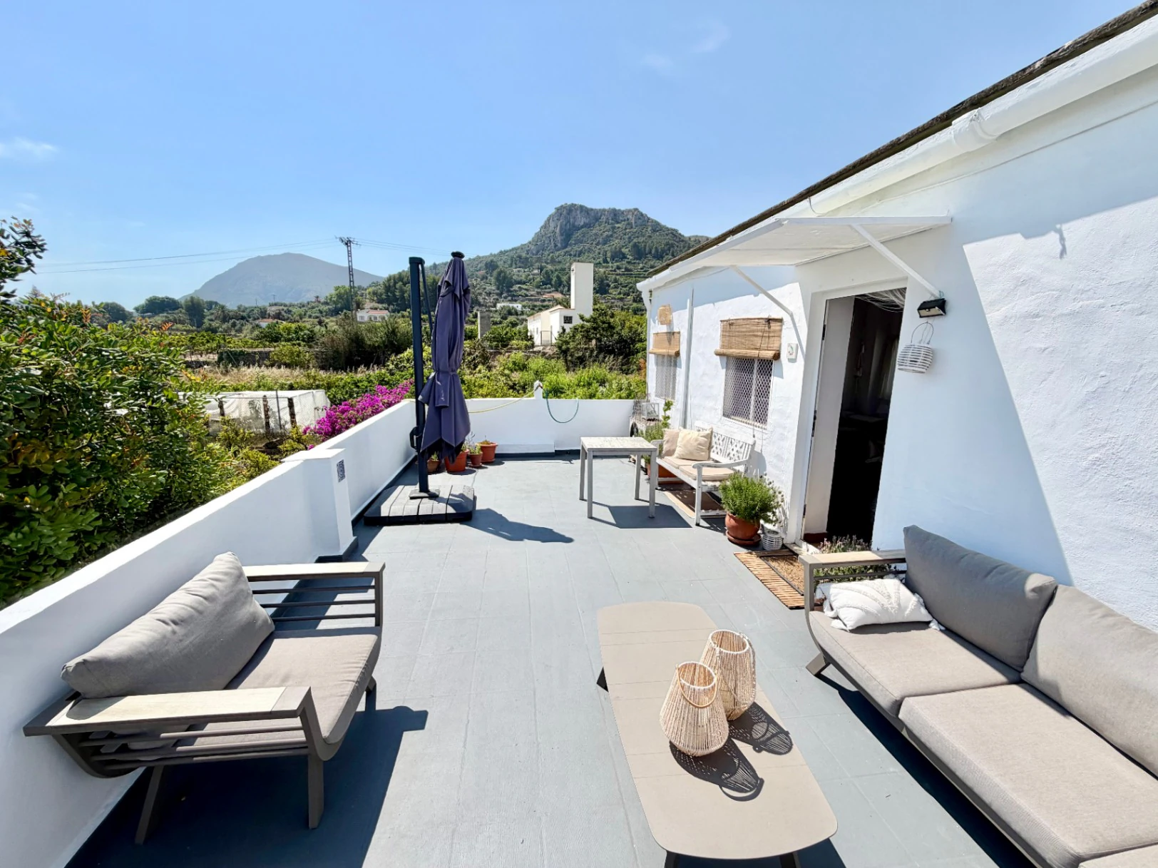 Maison de campagne exclusive à Pego : vues à 360° sur la mer et la montagne, à un pas du village.