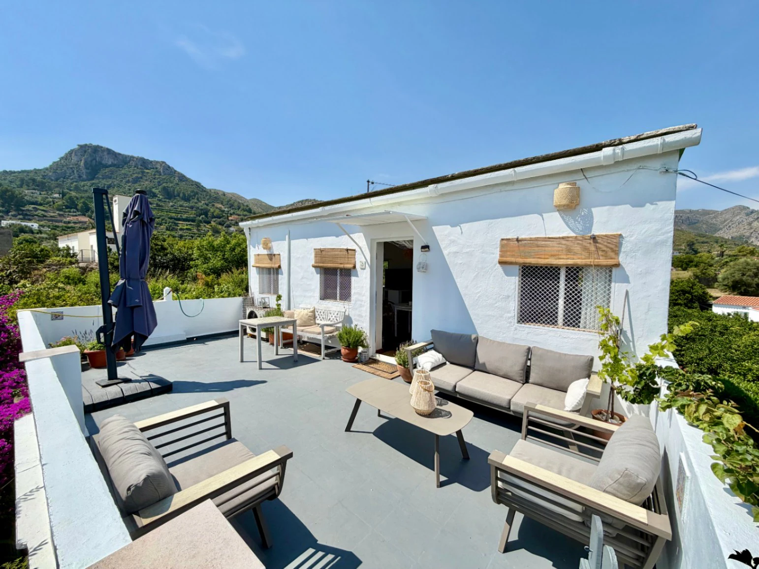 Maison de campagne exclusive à Pego : vues à 360° sur la mer et la montagne, à un pas du village.