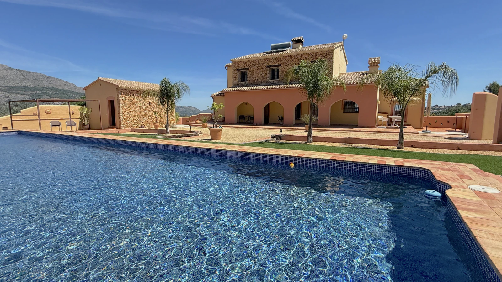 Un oasis de paz. Una propiedad de ensueño con un amplio terreno y total privacidad cerca de Denia, Oliva y Jávea.