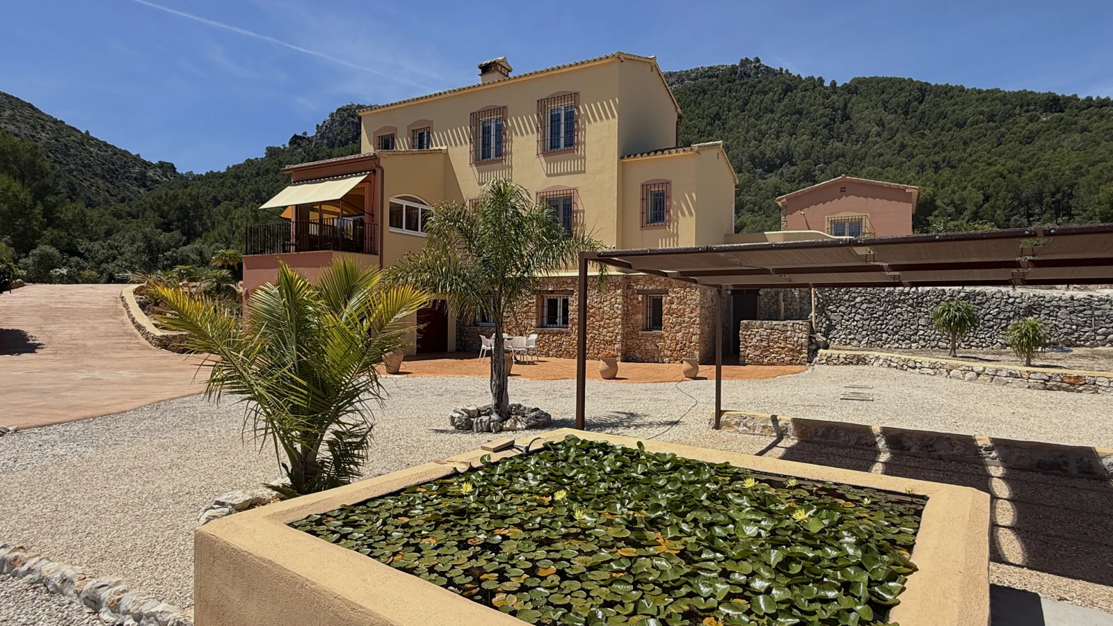 Un oasis de paz. Una propiedad de ensueño con un amplio terreno y total privacidad cerca de Denia, Oliva y Jávea.