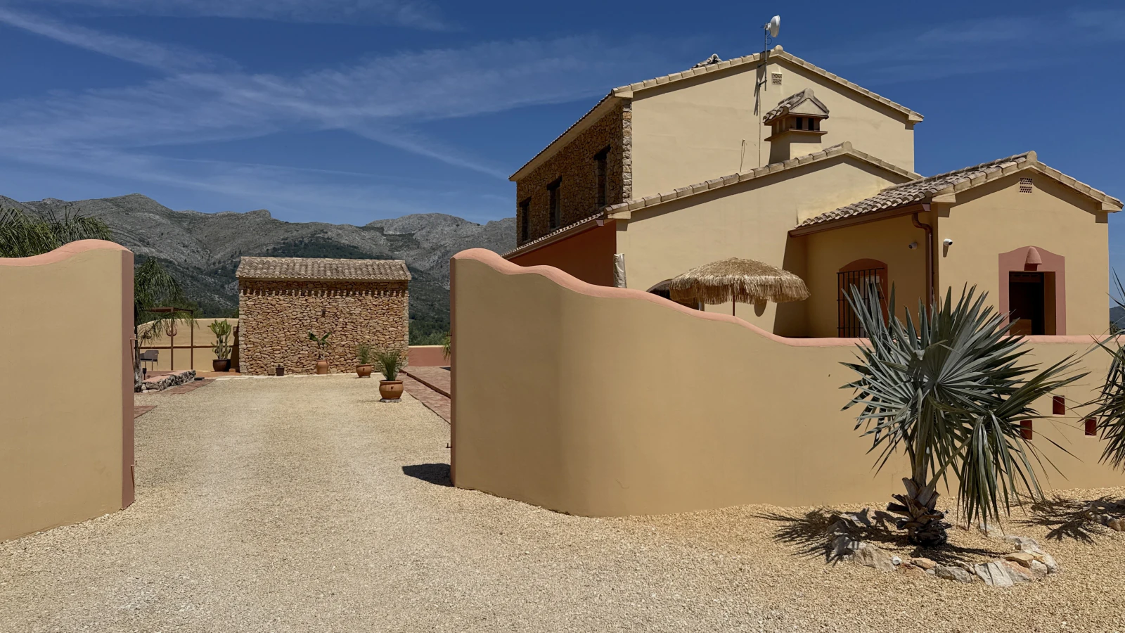 Un oasis de paz. Una propiedad de ensueño con un amplio terreno y total privacidad cerca de Denia, Oliva y Jávea.