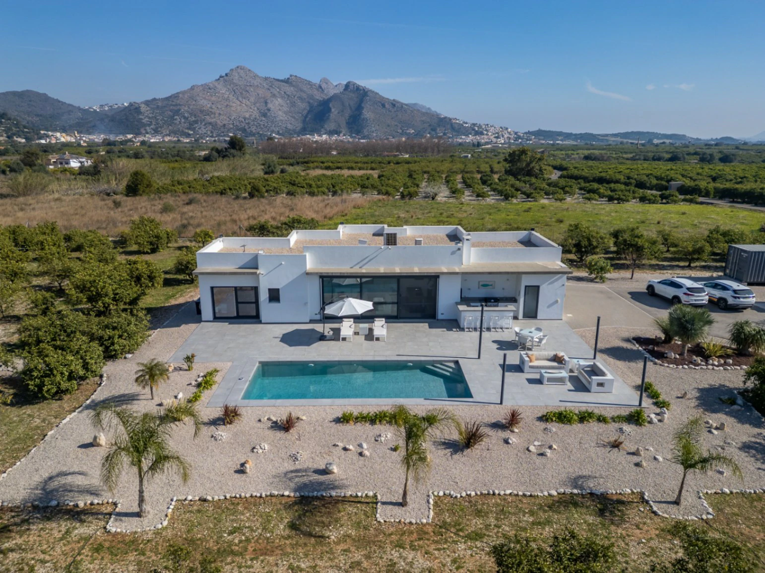 Villa moderna 100% legal, Calificación Energética A y gran parcela en Tormos