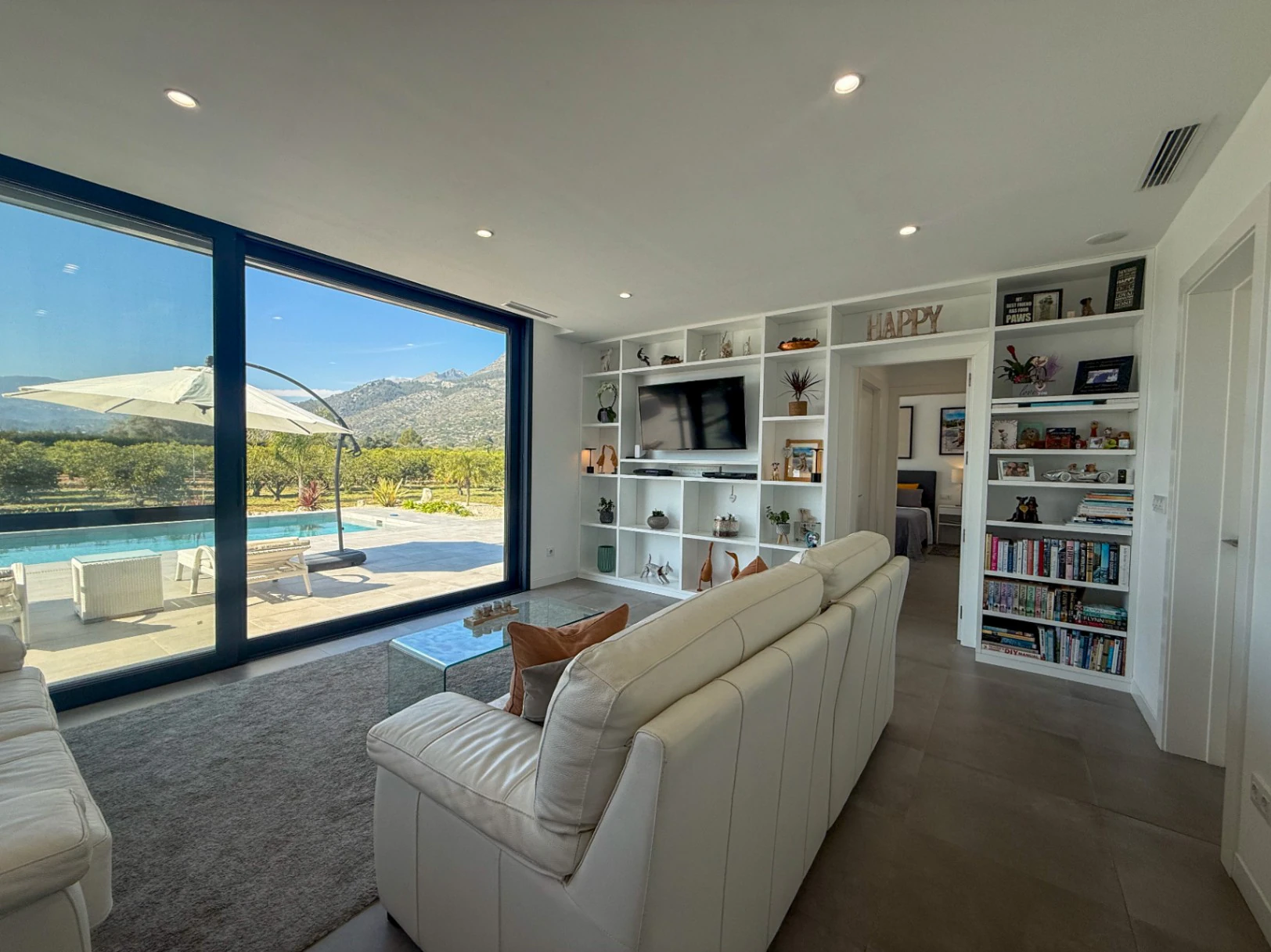Villa moderna 100% legal, Calificación Energética A y gran parcela en Tormos