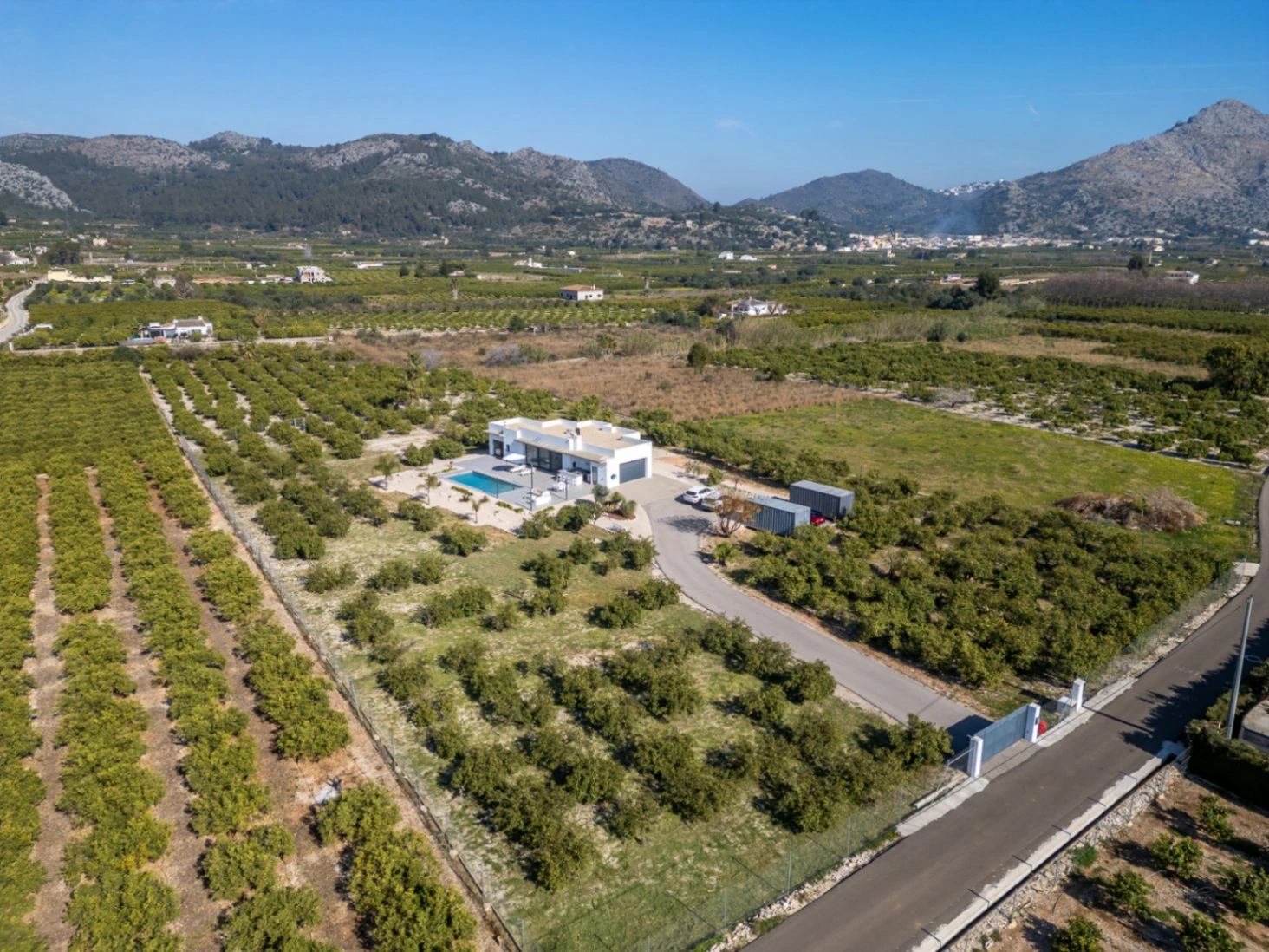Villa moderna 100% legal, Calificación Energética A y gran parcela en Tormos