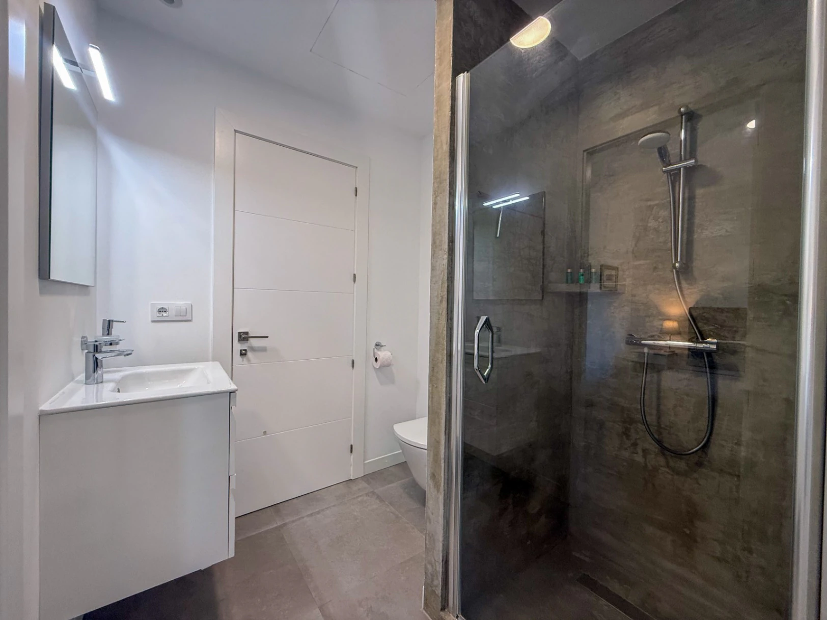 Villa moderna 100% legal, Calificación Energética A y gran parcela en Tormos