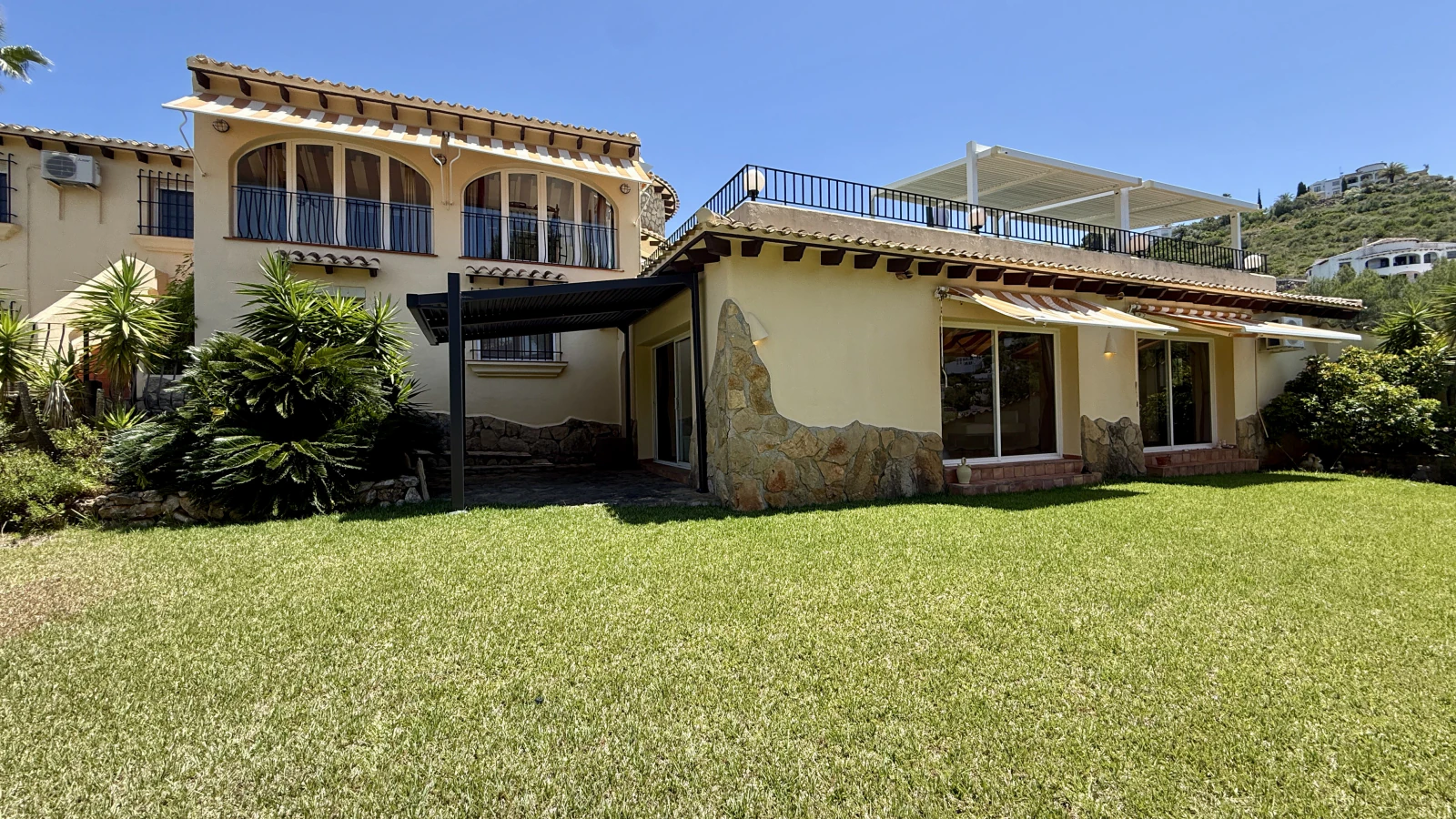 Exclusiva Villa con Piscina y Acabados de Alta Calidad en Monte Pego