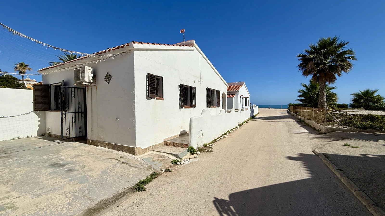 Reihenhaus mit Meerblick in zweiter Linie am Strand von Els Poblets