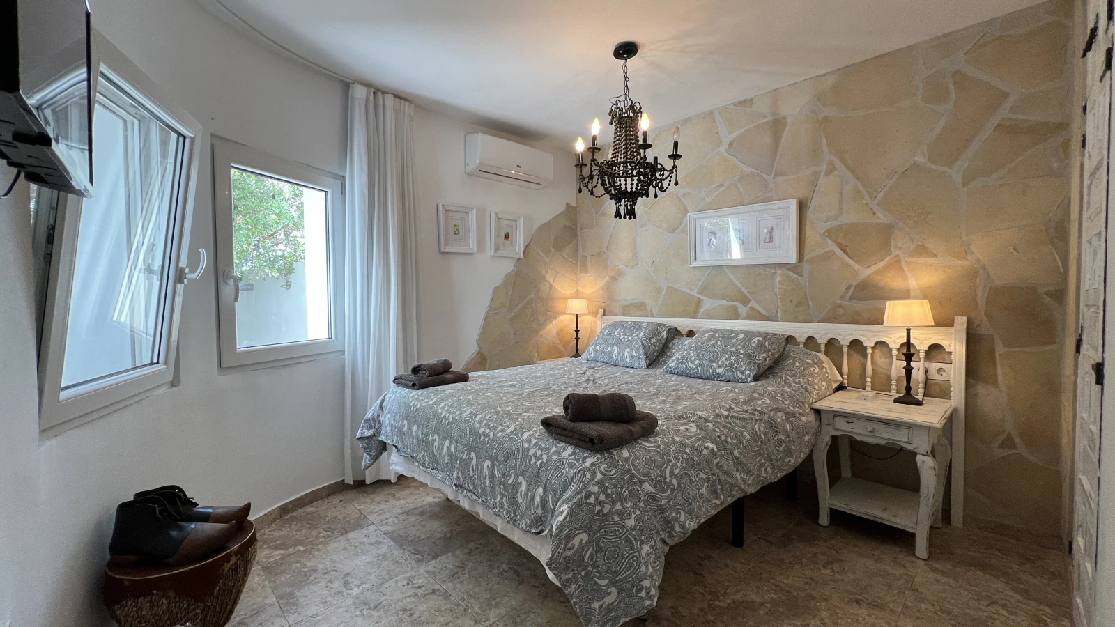 Prachtig gerenoveerde villa met 3 slaapkamers en nieuw privézwembad in een geliefde woonwijk