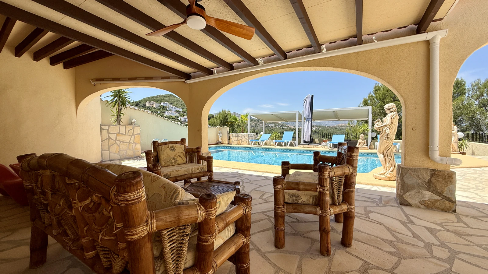 Exclusiva Villa con Piscina y Acabados de Alta Calidad en Monte Pego
