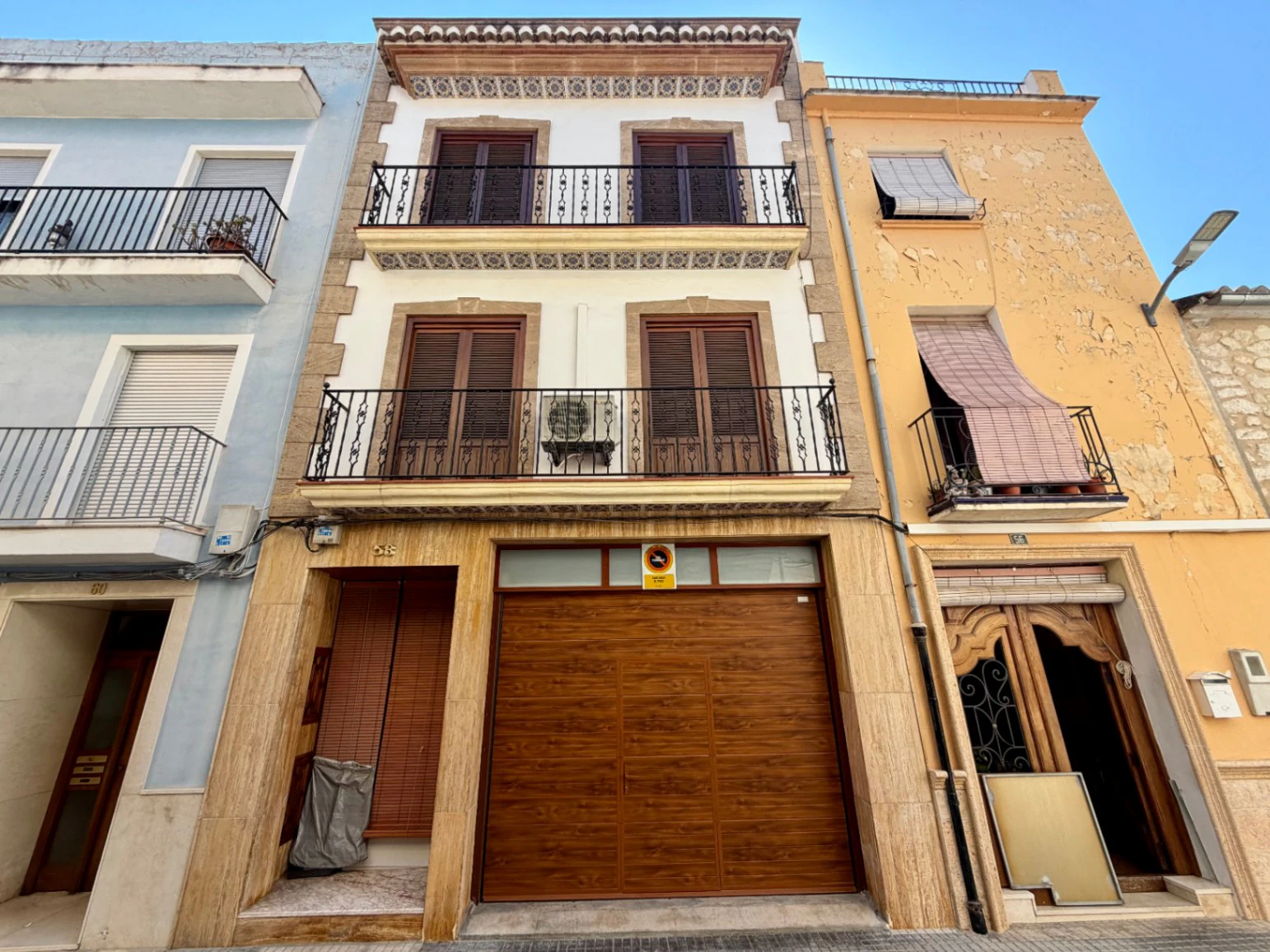 Casa de pueblo señorial en el centro de Pego: Espacio, privacidad y un oasis exclusivo