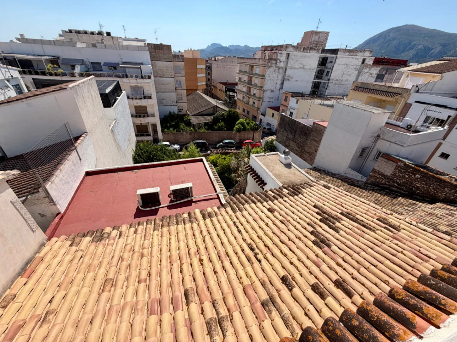 Casa de pueblo señorial en el centro de Pego: Espacio, privacidad y un oasis exclusivo