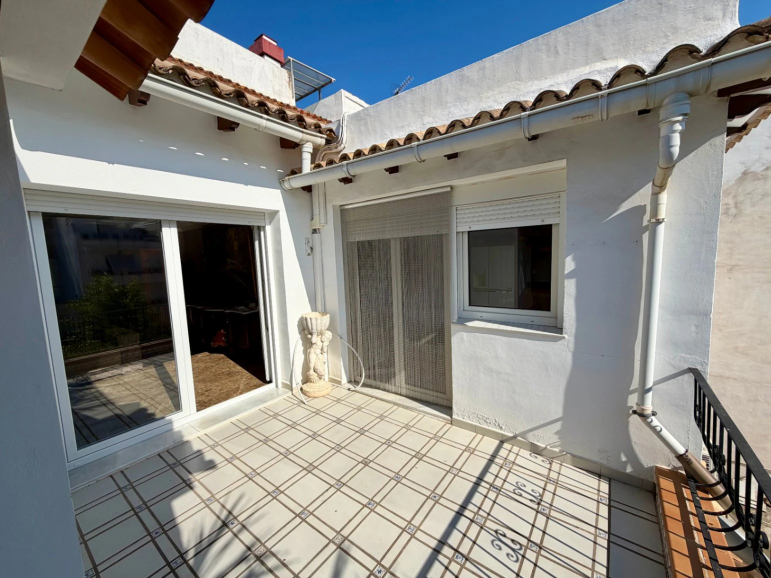 Casa de pueblo señorial en el centro de Pego: Espacio, privacidad y un oasis exclusivo