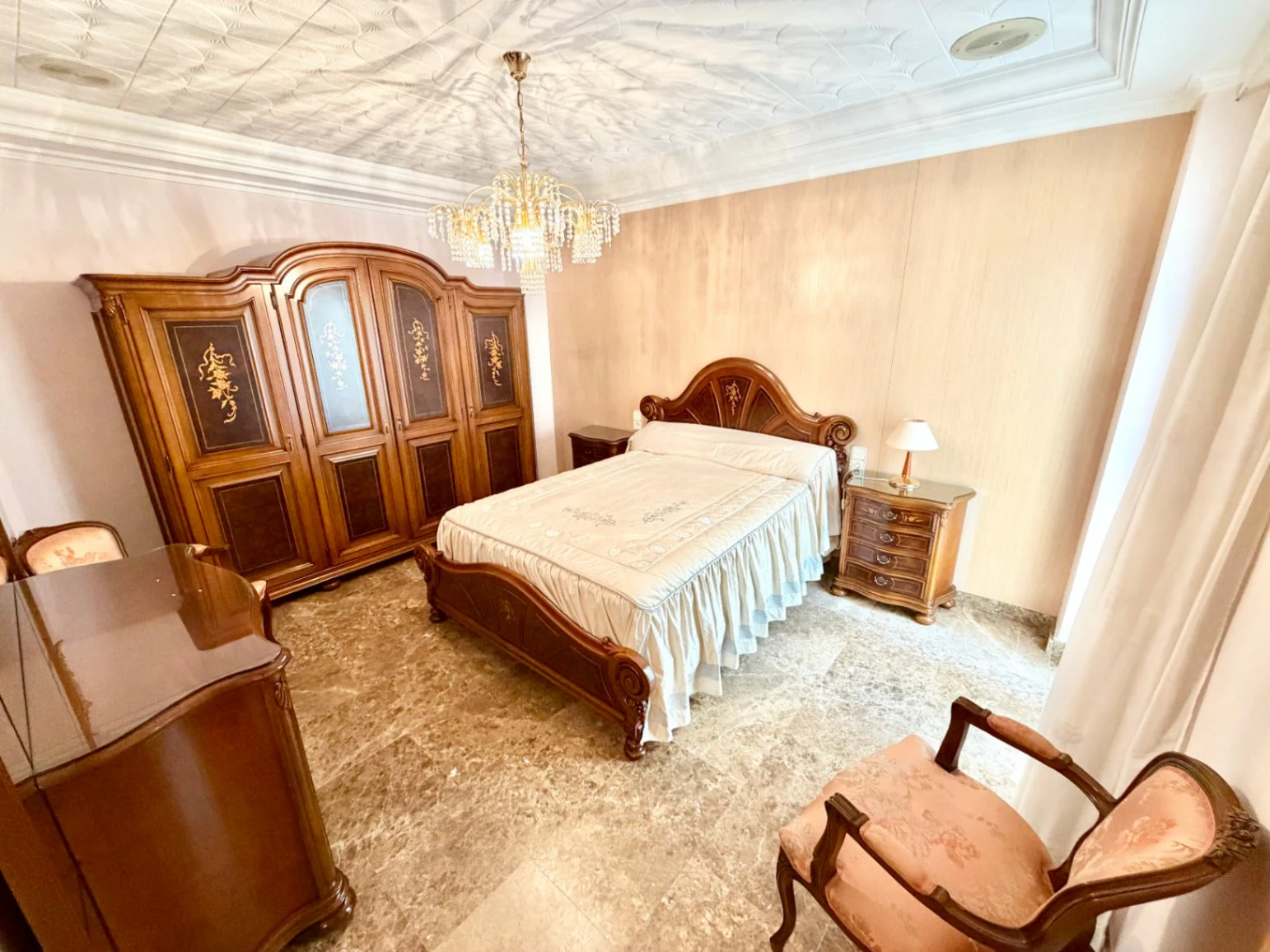 Casa de pueblo señorial en el centro de Pego: Espacio, privacidad y un oasis exclusivo