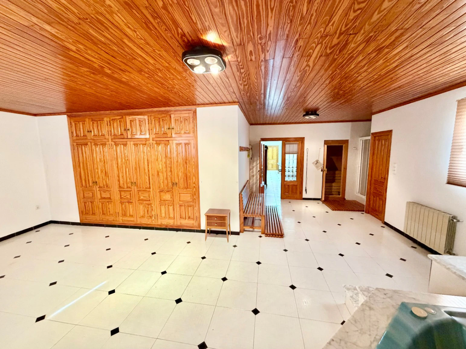 Casa de pueblo señorial en el centro de Pego: Espacio, privacidad y un oasis exclusivo
