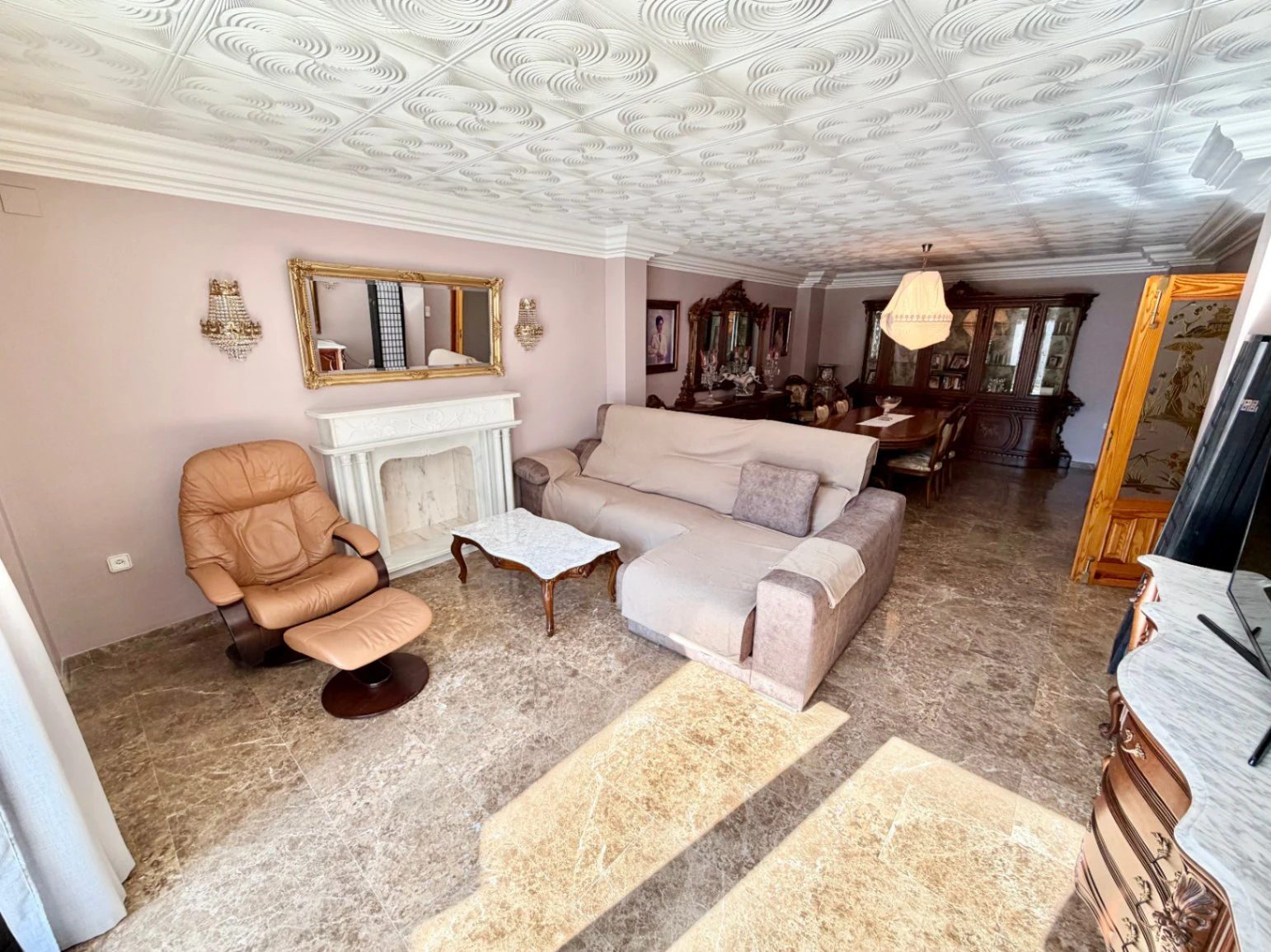 Casa de pueblo señorial en el centro de Pego: Espacio, privacidad y un oasis exclusivo