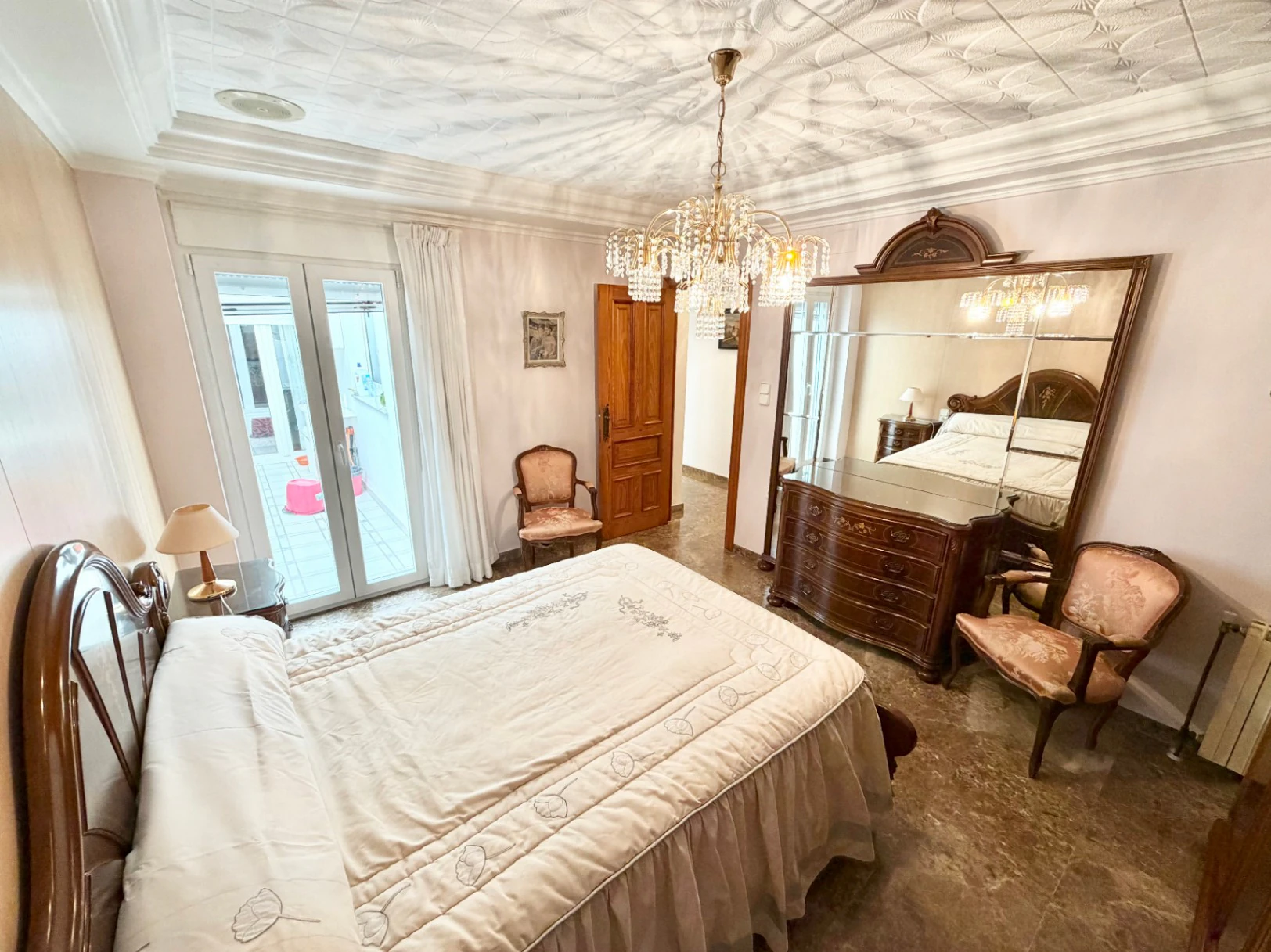 Casa de pueblo señorial en el centro de Pego: Espacio, privacidad y un oasis exclusivo