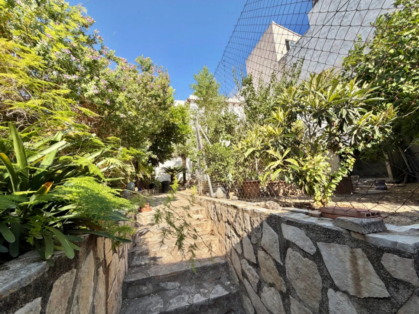 Casa de pueblo señorial en el centro de Pego: Espacio, privacidad y un oasis exclusivo