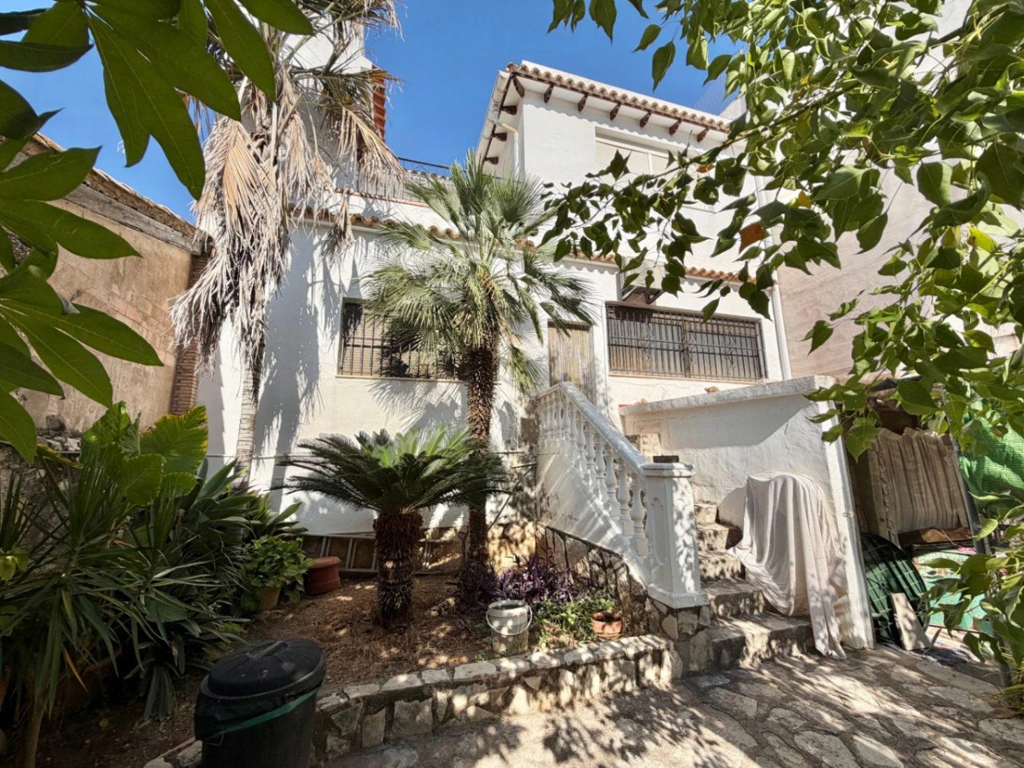 Casa de pueblo señorial en el centro de Pego: Espacio, privacidad y un oasis exclusivo
