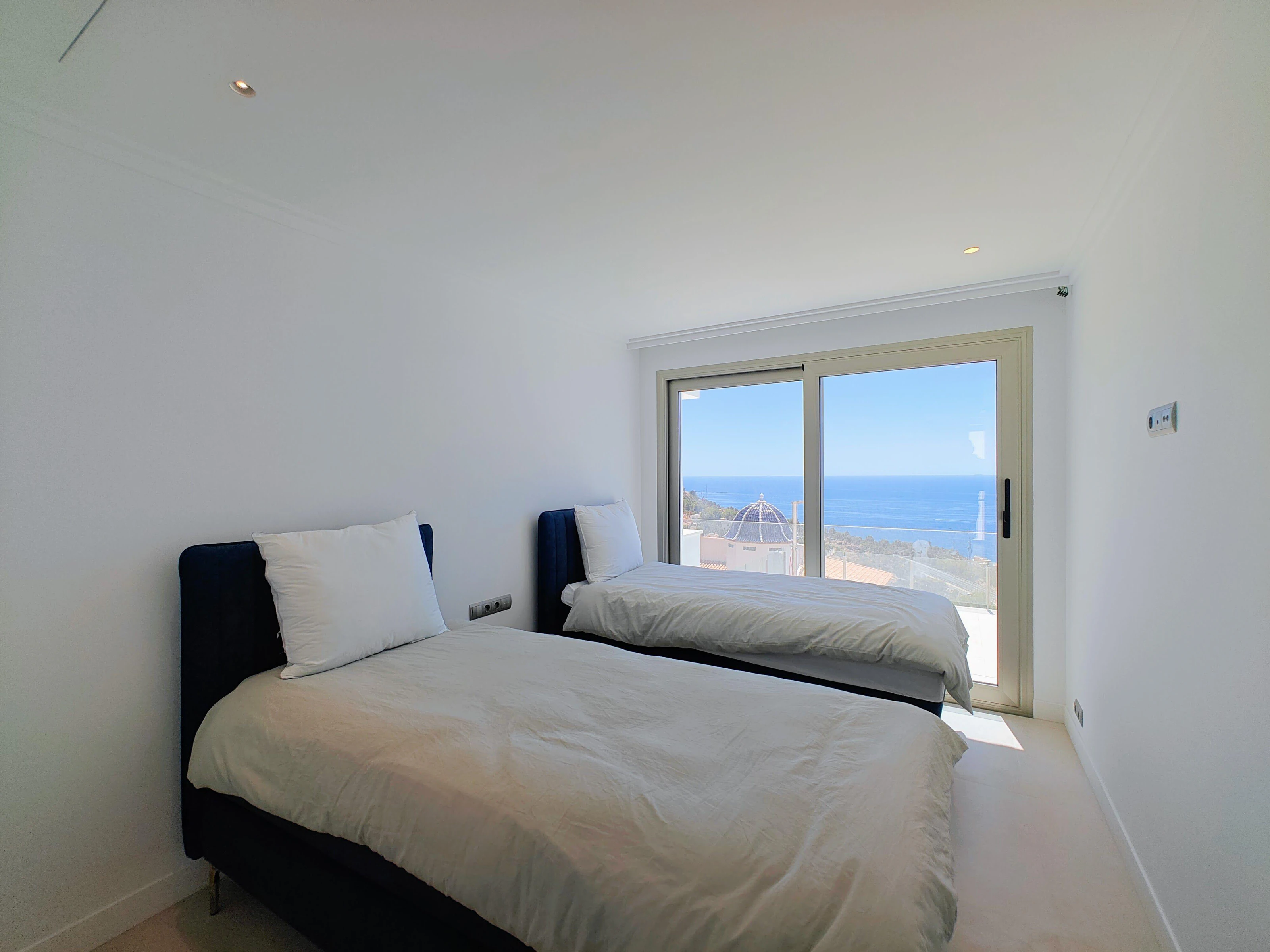Chalet for sale in Sierra de Altea with infinity pool.